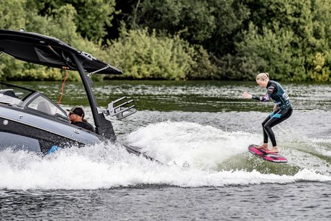 Jennifer Edwards at the 2022 Malibu Boats UK Wakesurf Nationals - Photo Mantis Pro Media